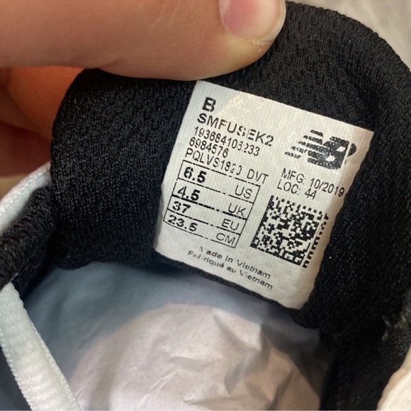 New Balance Black and White Women’s Sports Cleats 6.5 - Picture 7 of 8